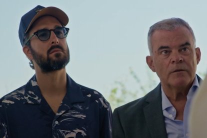 Un grupo de personajes no muy maduros se ven obligados a pensar en serio sobre la vida en la película Más Cinco