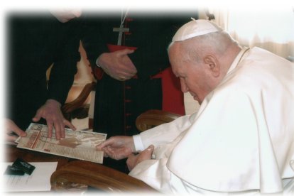 El 24 de enero de 2005, meses antes de su fallecimiento, san Juan Pablo II tuvo en sus manos un número de