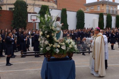 Incensando la imagen de la Niña María antes del comienzo de la procesión.