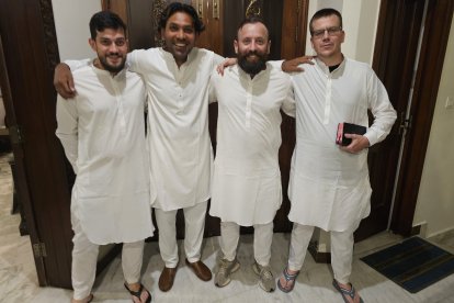 A la derecha, el padre Federico Highton en Pakistán.