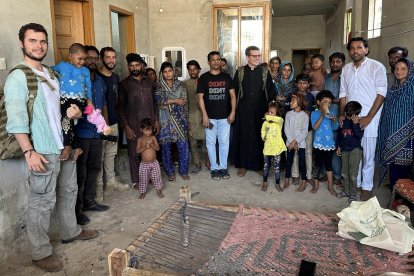 El padre Federico Highton (en el centro) con algunos rescatados.