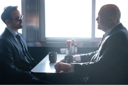 Daredevil y Kingpin desayunan juntos, se supone que uno ha dejado la máscara y el otro dice haberse reformado