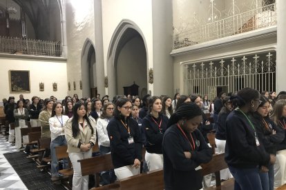 Jóvenes congregantes en la misa de inauguración
