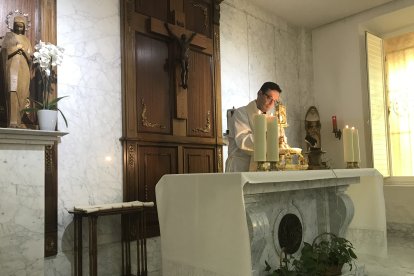 Don Manuel atendiendo a los niños durante el Expuesto para ellos.