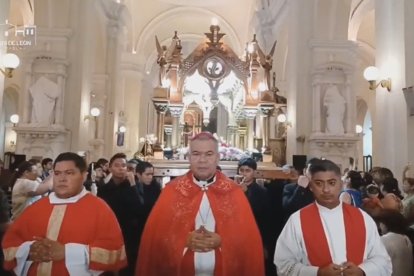 Sócrates René Sándigo Jirón, obispo de León (Nicaragua), durante una de las procesiones interiores de 2024.