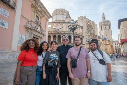 El sacerdote Fernando Mañó, de Células Parroquiales, a su izquierda, Jhenifer Ferreira, de Colo de Deu, junto a otros jóvenes evangelizadores.