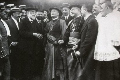 Gaudí, ya superados los 70 años, en la década de los años 20, con barba blanca, rodeado de autoridades civiles y eclesiásticas en Barcelona