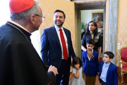 El cardenal Parolin saluda a la esposa e hijos de JD Vance, el vicepresidente de EEUU