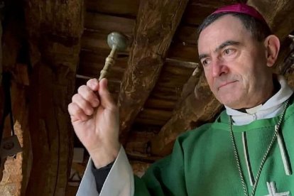 El obispo de Palencia, Mikel Garciandía, con el hisopo en una romería popular
