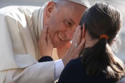 La niña tocó la cara del Pontífice y él le devolvió el gesto.