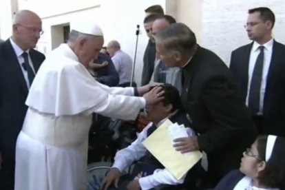 El Papa le impone las manos y ora por él con intensidad y concentración.