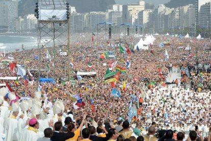 Miles de personas abarrotaron la playa de Copacabana, en Río de Janeiro (Brasil).