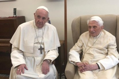 Francisco solía visitar a Benedicto XVI en su residencia del Vaticano.