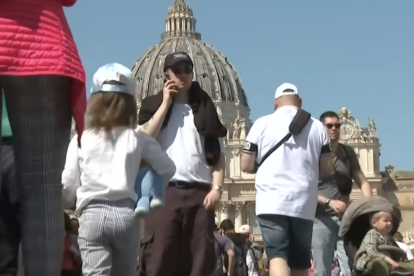 Día caluroso en Roma con miles de peregrinos.