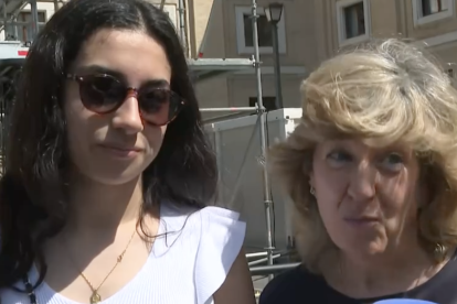 Los medios entrevistan a los peregrinos españoles que van llegando.