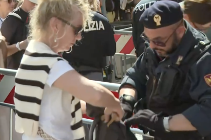La Policía italiana revisa las mochilas de los peregrinos.