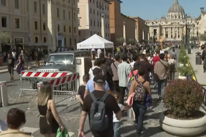 Católicos y no católicos acuden al Vaticano.