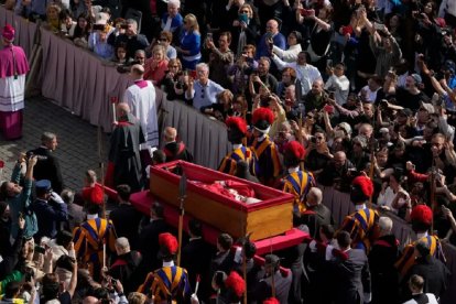 Los fieles en la Plaza de San Pedro aplauden al paso del féretro del Papa Francisco en su procesión de traslado