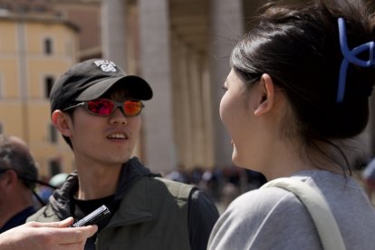 En San Pedro coinciden turistas curiosos y peregrinos devotos, en estos días con los que quieren despedirse de los restos de Francisco