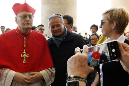 El cardenal Péter Erdö se deja fotografiar con feligreses en Budapest; sin ser el más campechano del mundo, es cercano a los fieles
