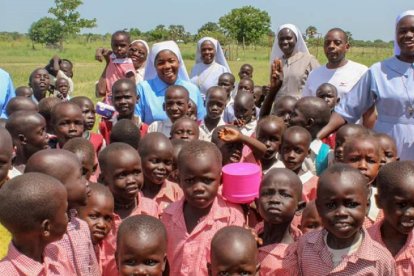 Religiosas con niños en Sudán del Sur, la escolarización de la juventud africana es una de las claves del futuro católico