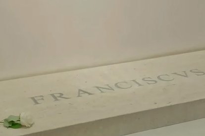 Tumba de Francisco, con su nombre una rosa blanca.