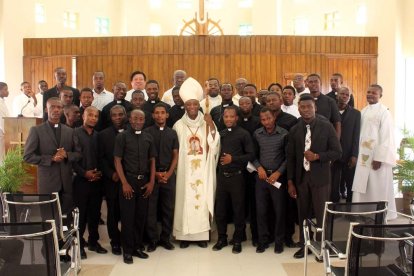 El cardenal Langlois con parte del clero local.