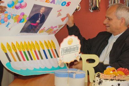 Robert Prevost, en 2018, siendo obispo de Chiclayo, en su cumpleaños, con gente de la diócesis