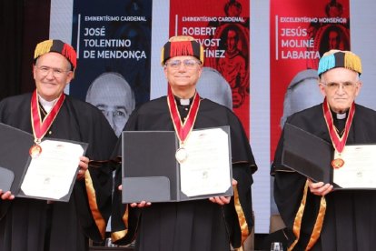 En 2023 la Universidad Católica Santo Toribio de Mogrovejo (USAT) de Chiclayo nombró doctores Honoris Causa al cardenal Tolentino, el cardenal Prevost y el obispo Jesús Moliné