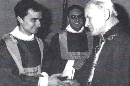 Robert Prevost, ya sacerdote, con Juan Pablo II en 1982