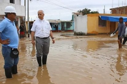Prevost con el ciclón Yaku en marzo de 2023 en las calles inundadas de Chiclayo