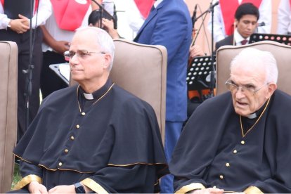 Ya cardenal, en 2023, Prevost con su predecesor obispo de Chiclayo, el misionero aragonés Jesús Moliné, en la Universidad Católica Santo Toribio de Mogrovejo (USAT) de Chiclayo  
