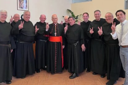 Al poco de ser creado cardenal, Prevost rodeado de hermanos religiosos agustinos en 2023