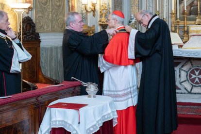 El cardenal Prevost se reviste con la Orden de Malta a inicios de 2025 