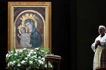 El cardenal Prevost reza en Roma en 2025 el Rosario por la curación del Papa Francisco