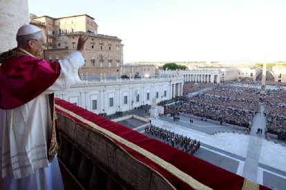 El 8 de mayo de 2025 el ya Papa León XIV bendice a la Iglesia desde el Balcón de las Bendiciones de San Pedro