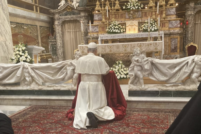 El Papa reza ante la Virgen en Genazzano, cerca de Roma.
