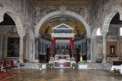 Interior de la basílica de San Pancracio de Roma. Se encuentra en el Janículo y fue confiada desde el siglo XVII a la Orden de los Carmelitas Descalzos.