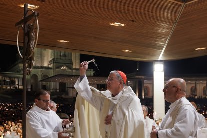 Bendición de la nueva cruz en la capilla de las Apariciones en Fátima, el 12 de mayo de 2025, ante decenas de miles de peregrinos