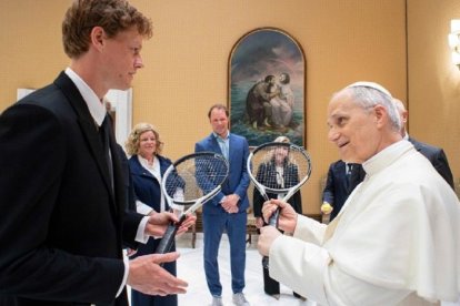 Me dejarían jugar en Wimbledon, bromea el Papa León XIV con Jannik Sinner, número uno mundial
