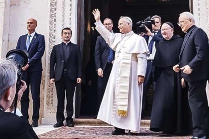El padre Rimaycuna, de pie junto a la puerta, a la izquierda del Papa en la foto, una imagen que será habitual en lo sucesivo.