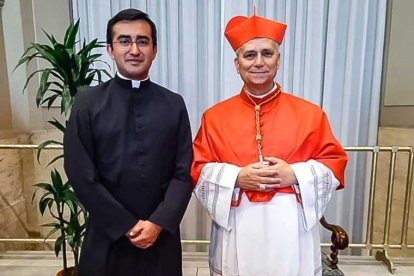 El padre Edgar, junto al cardenal Prevost, el día de su nombramiento como cardenal.