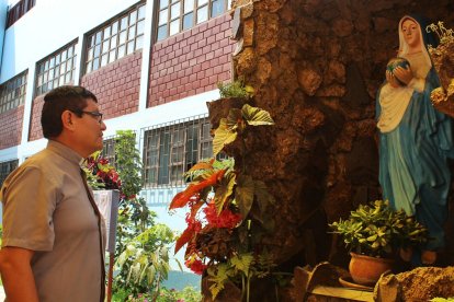 El padre Contreras, ante la imagen de la Virgen del colegio parroquial San José.