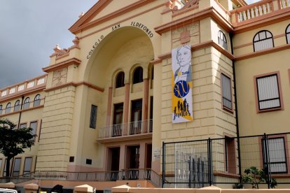 Los Hermanos de las Escuelas Cristianas celebran el tercer centenario de su aprobación. En la imagen, un cartel lo conmemora en el Colegio San Ildefonso-La Salle de Santa Cruz de Tenerife.