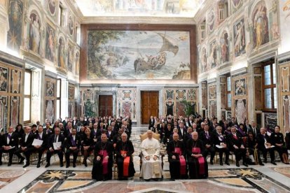 León XIV se fotografía en su primera audiencia al Cuerpo Diplomático acreditado ante la Santa Sede