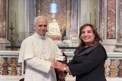 León XIV con Dina Boluarte, presidenta de Perú, el día de la misa de inicio de pontificado, 18 de mayo