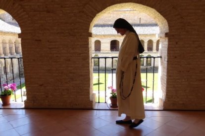 La autora, en su monasterio de Caleruega (Burgos), casa natal de Santo Domingo de Guzmán.
