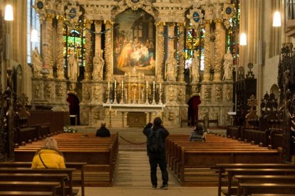 Gente en una gran iglesia gótica, alguno reza, otro hace fotos... ¿Sabrá la Iglesia acoger a los que se acercan a tantear?