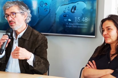 El filósofo francés y su esposa, la artista Siffreine Michel.