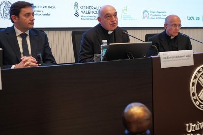 De izquierda a derecha en la foto: Ignacio Grande Ballesteros, secretario de Família y Servicios Sociales de la Generalitat Valenciana; Enrique Benavent, arzobispo de Valencia; José Luis Sánchez, director del V Congreso Pobreza y Hambre.